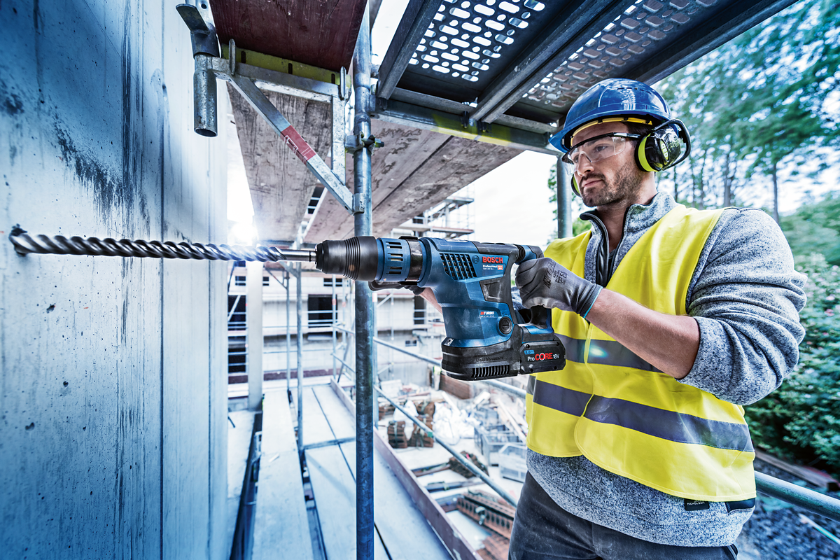 Header Handwerker mit Bosch Maschine