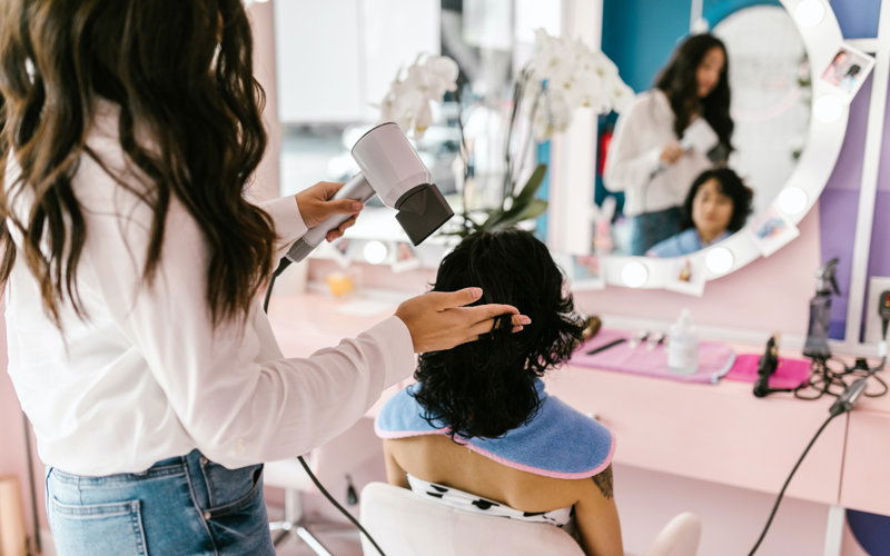 Frau Friseur Föhnen