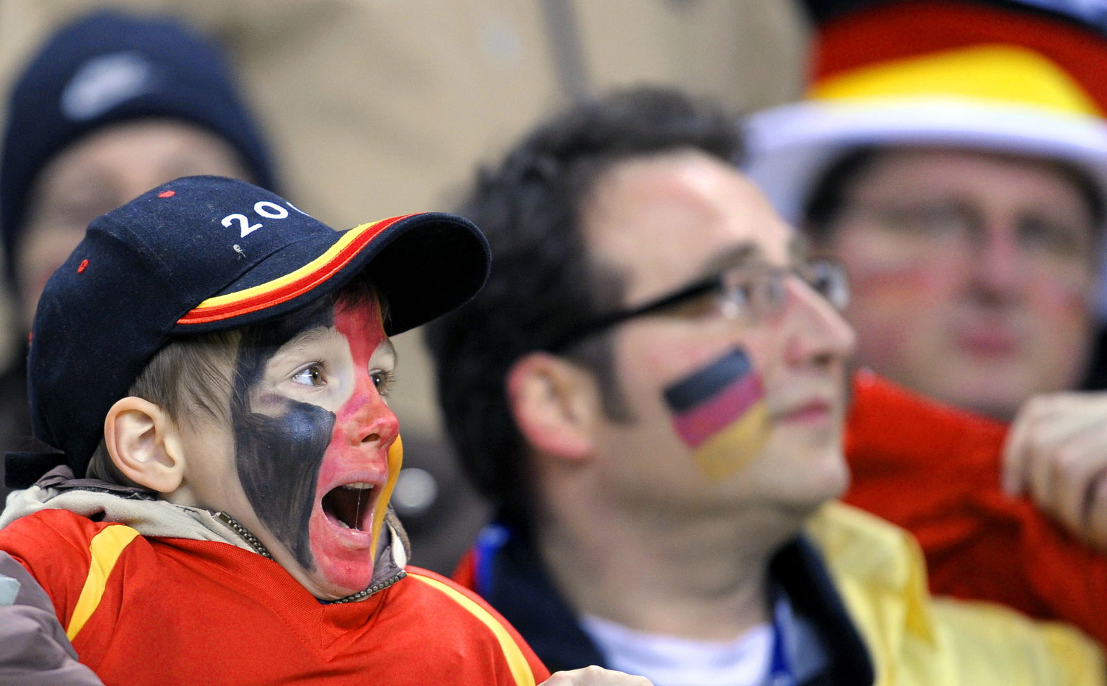 Kind auf Tribüne_dpa