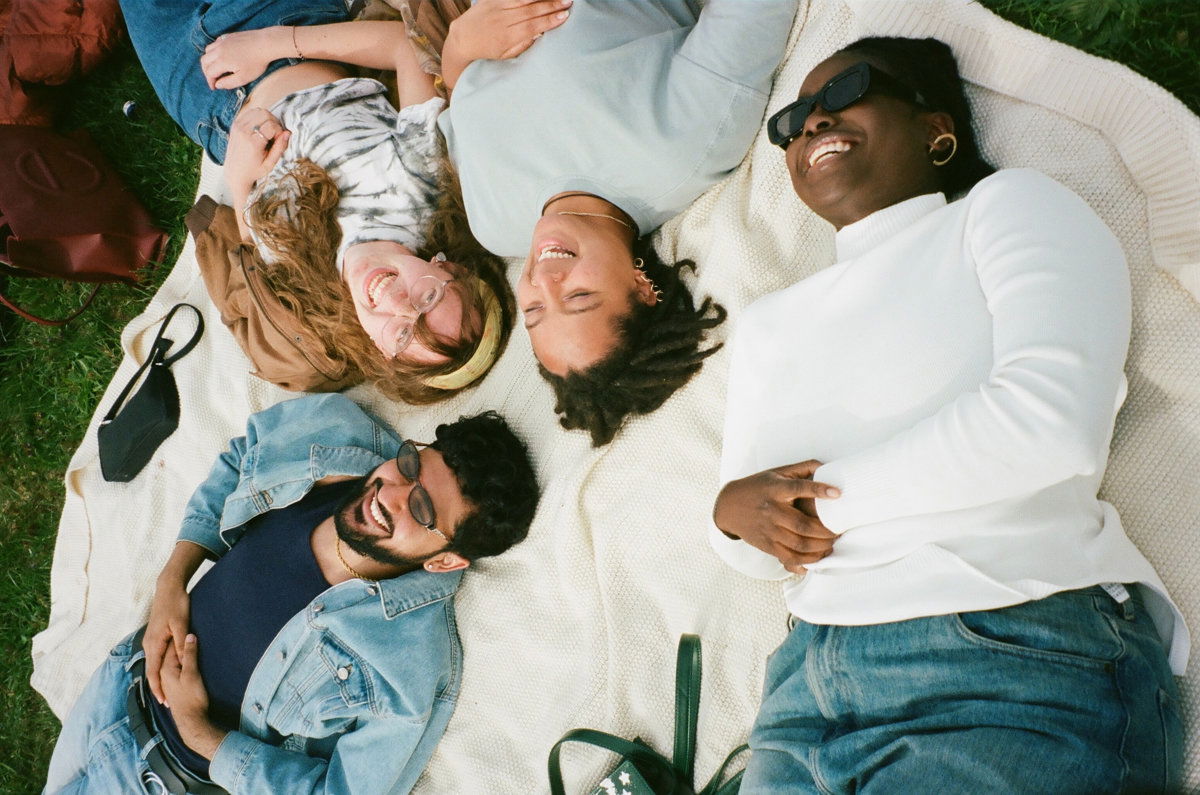 Junge Leute im Freien