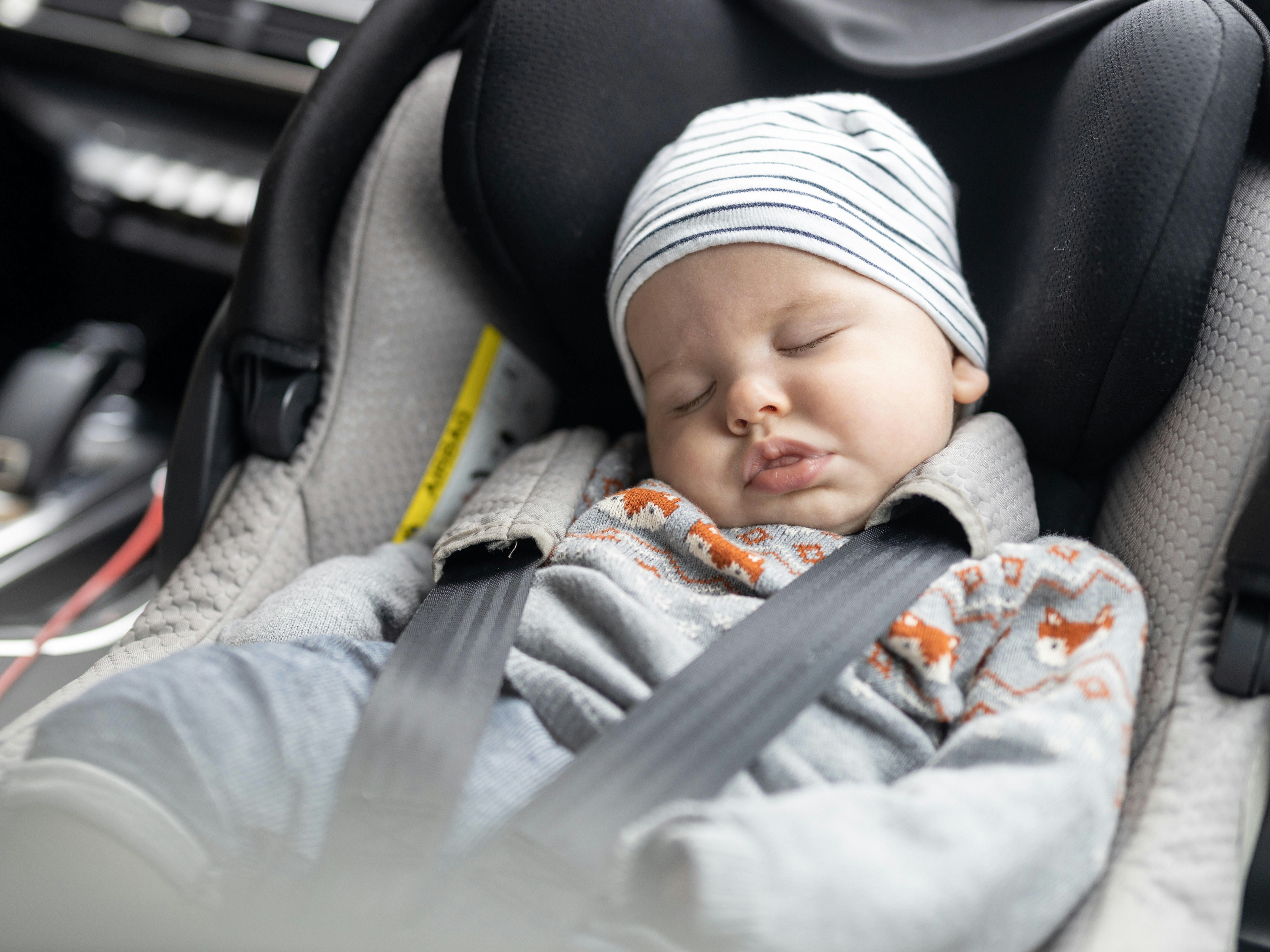 Babys besser nicht im Autositz schlafen lassen