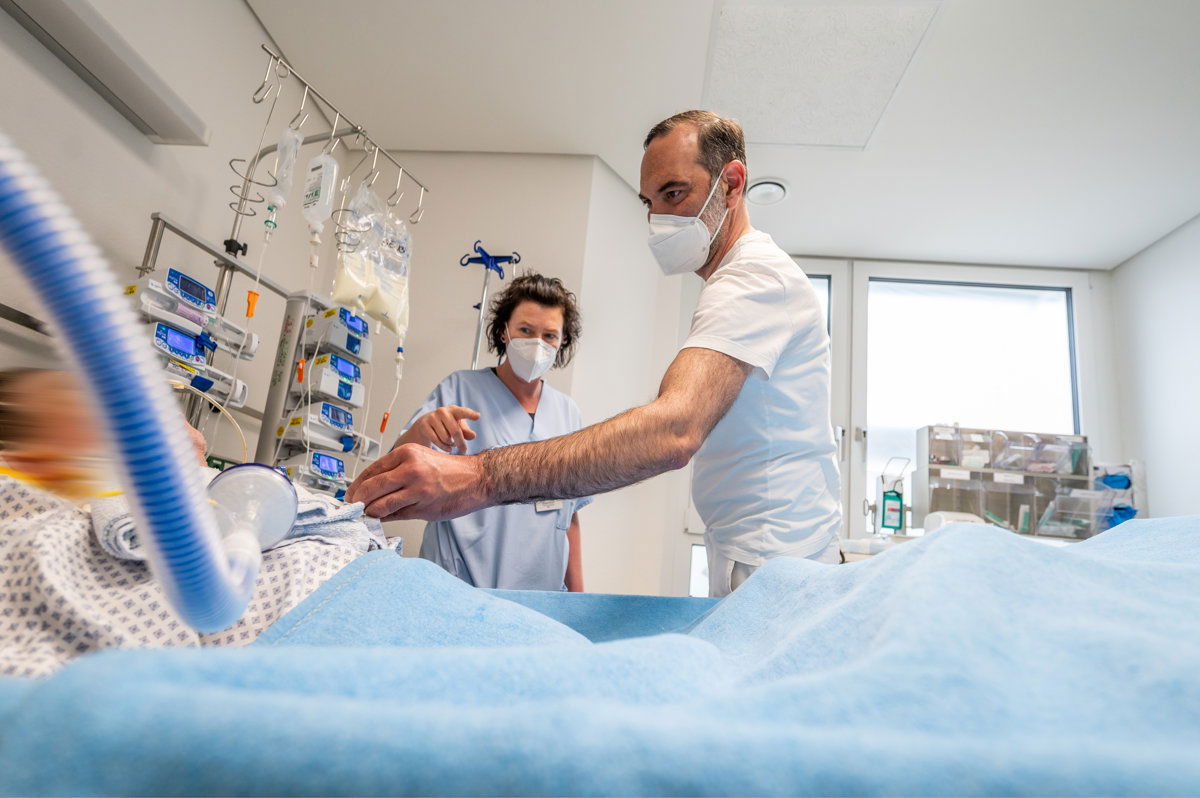 Ärzteteam beim Patienten