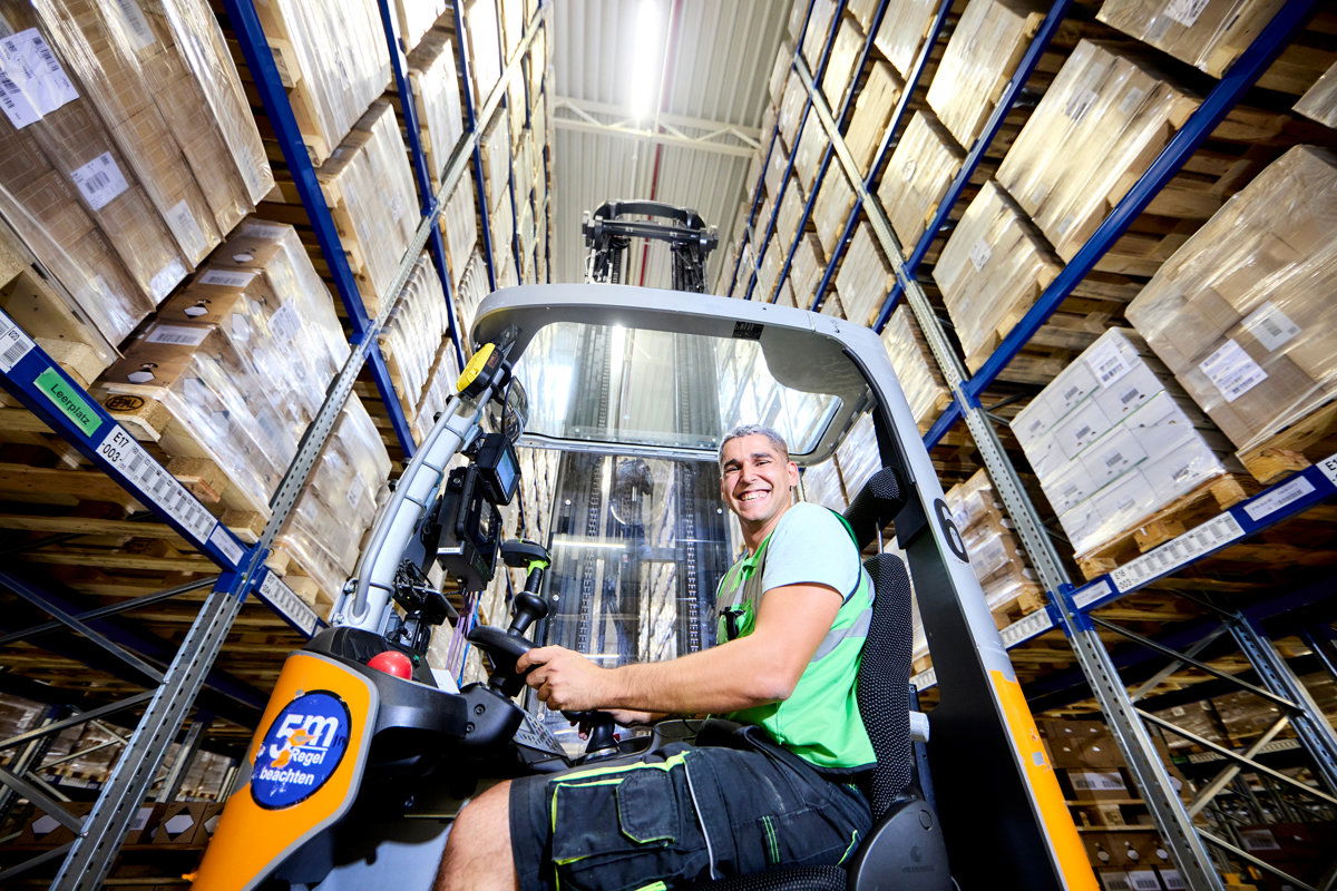 Staplerfahrer be der Arbeit