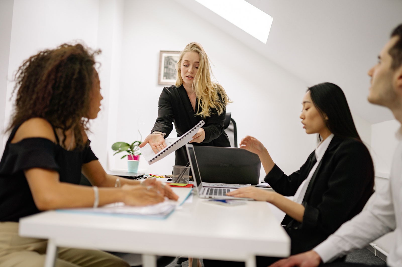 Meeting Konfliktmanagement Chefin Business Präsentation 