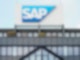 Ein Schild mit der Aufschrift «SAP» steht auf einem Gebäude der Unternehmenszentrale.