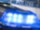 Ein Blaulicht leuchtet während eines Einsatzes auf dem Dach eines Polizeiwagens.