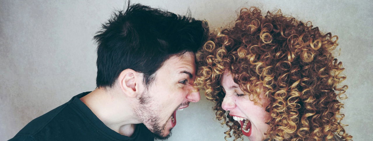 mann und frau schreien sich an 