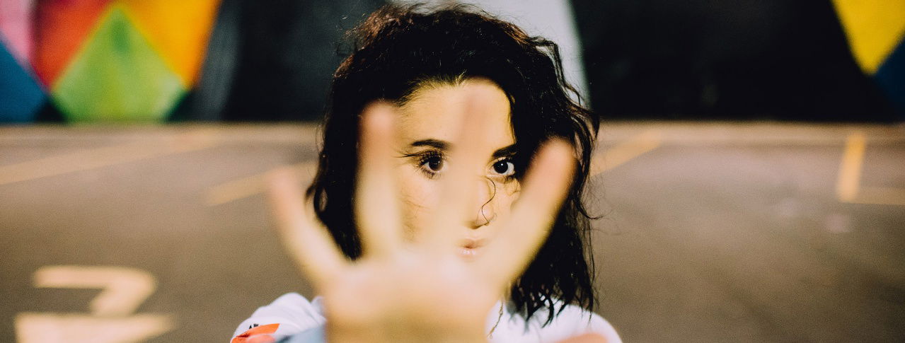 Frau mit Hand vor Gesicht