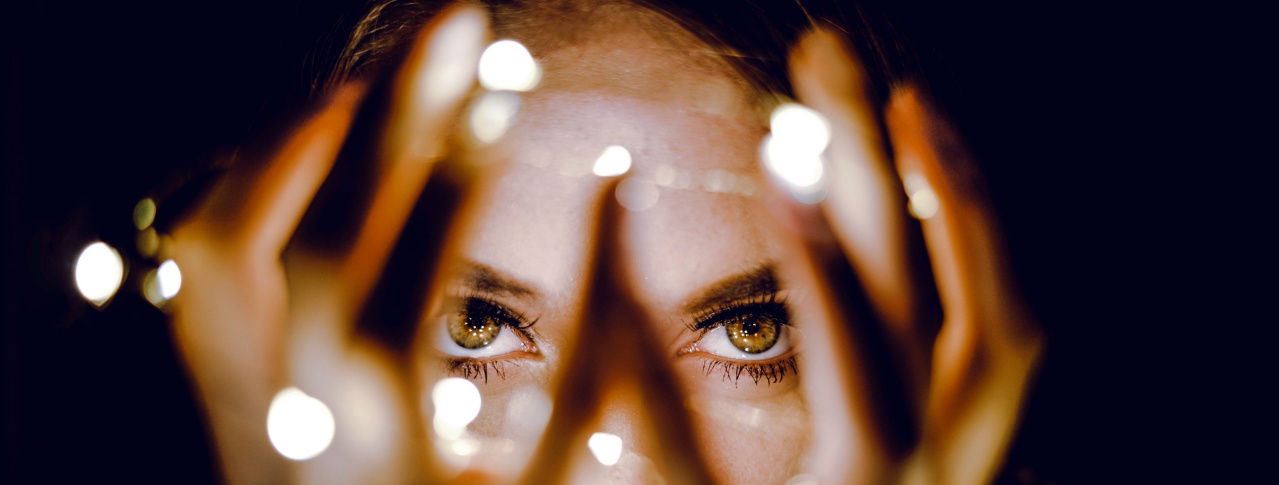 frau hält hände vor gesicht