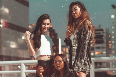 drei jugendliche auf balkon 