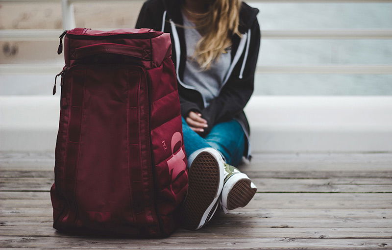 koffer und frau auf dem boden