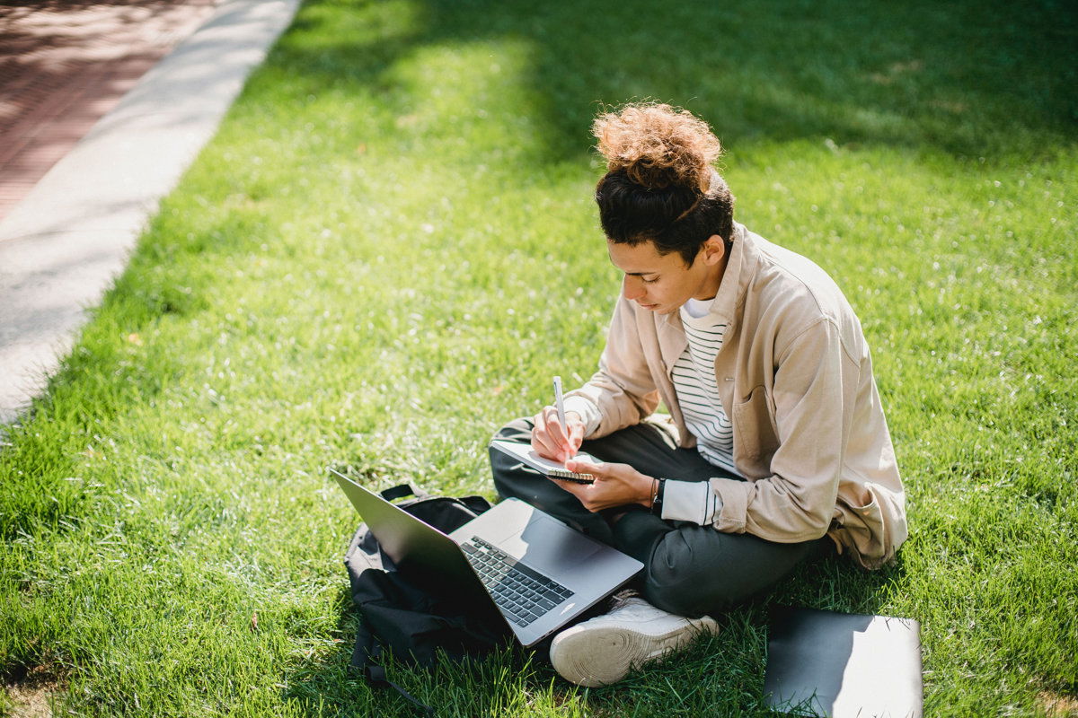 Frau arbeitet im Freien