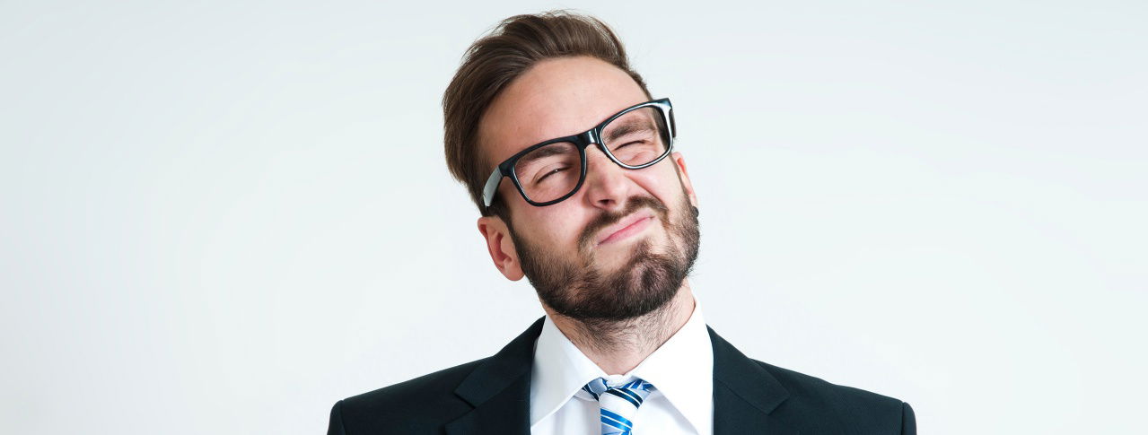 nachdenklicher mann im anzug