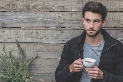 mann mit kaffeetasse