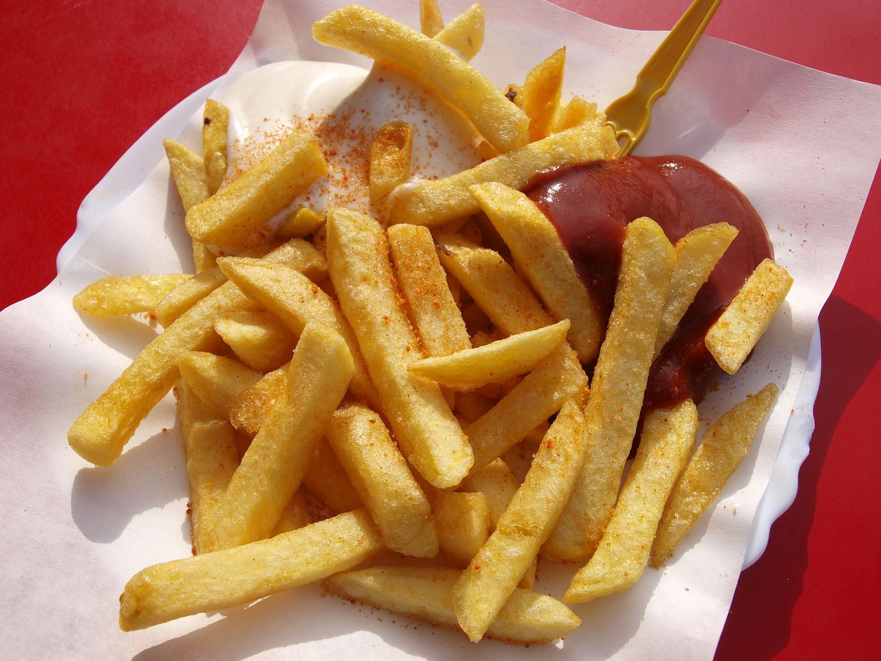 Pommes mit Ketchup