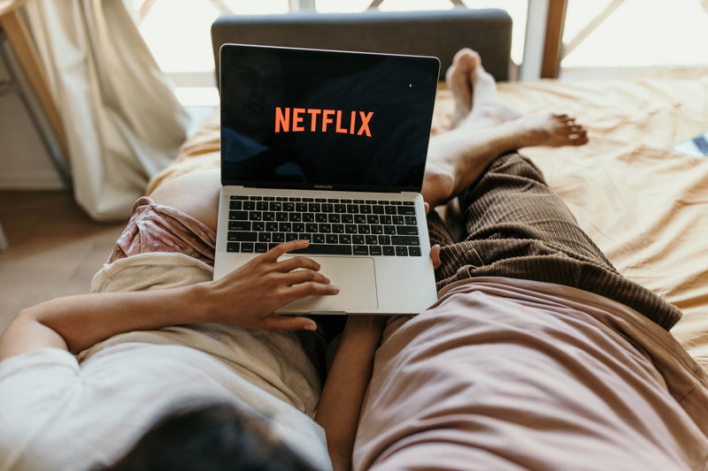 Menschen schauen Netflix auf dem Laptop