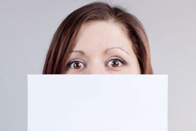 frau mit papier vor mund