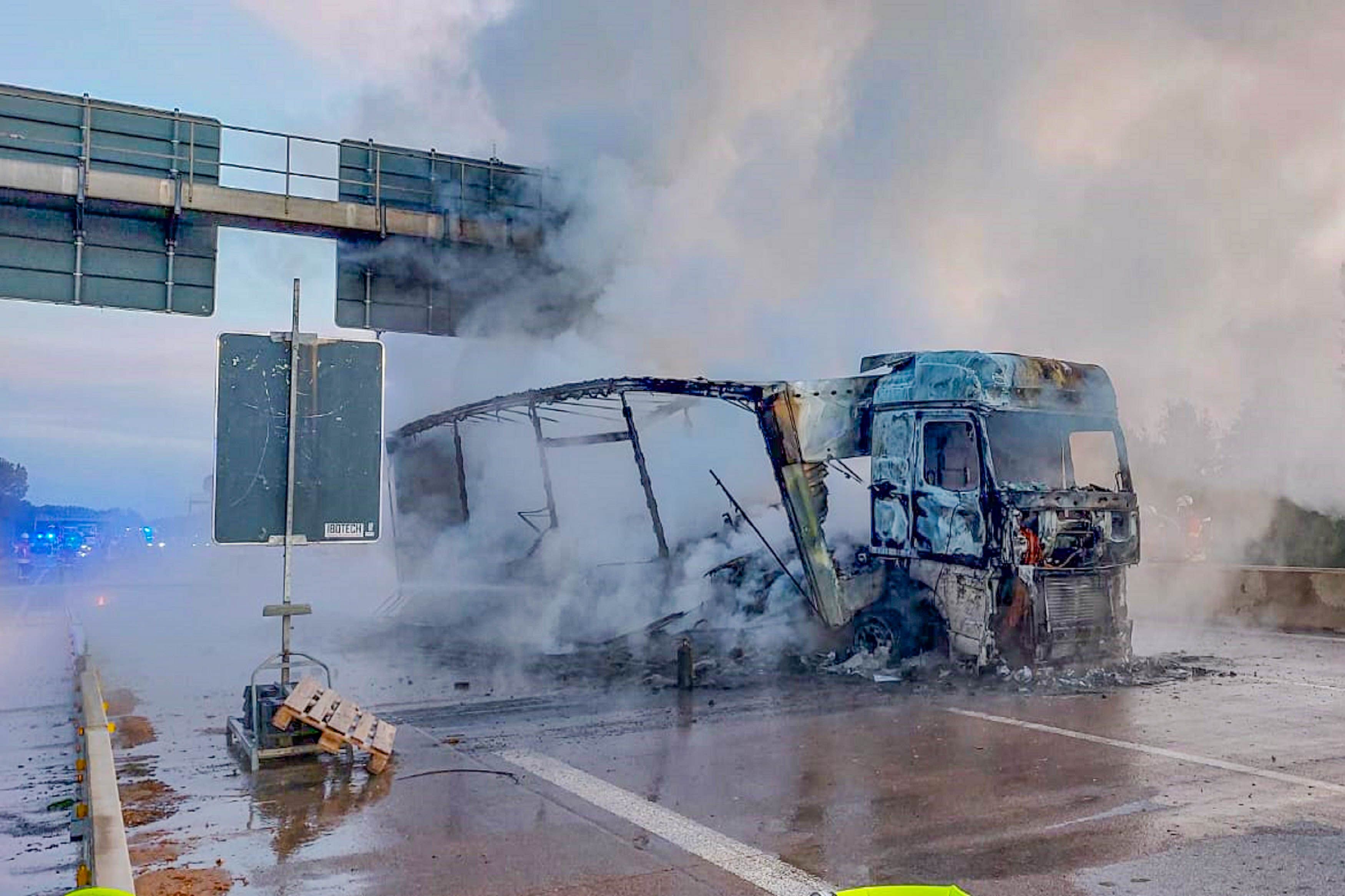 Brennender LKW Auf A5 Sorgt Für Vollsperrung | Radio Regenbogen