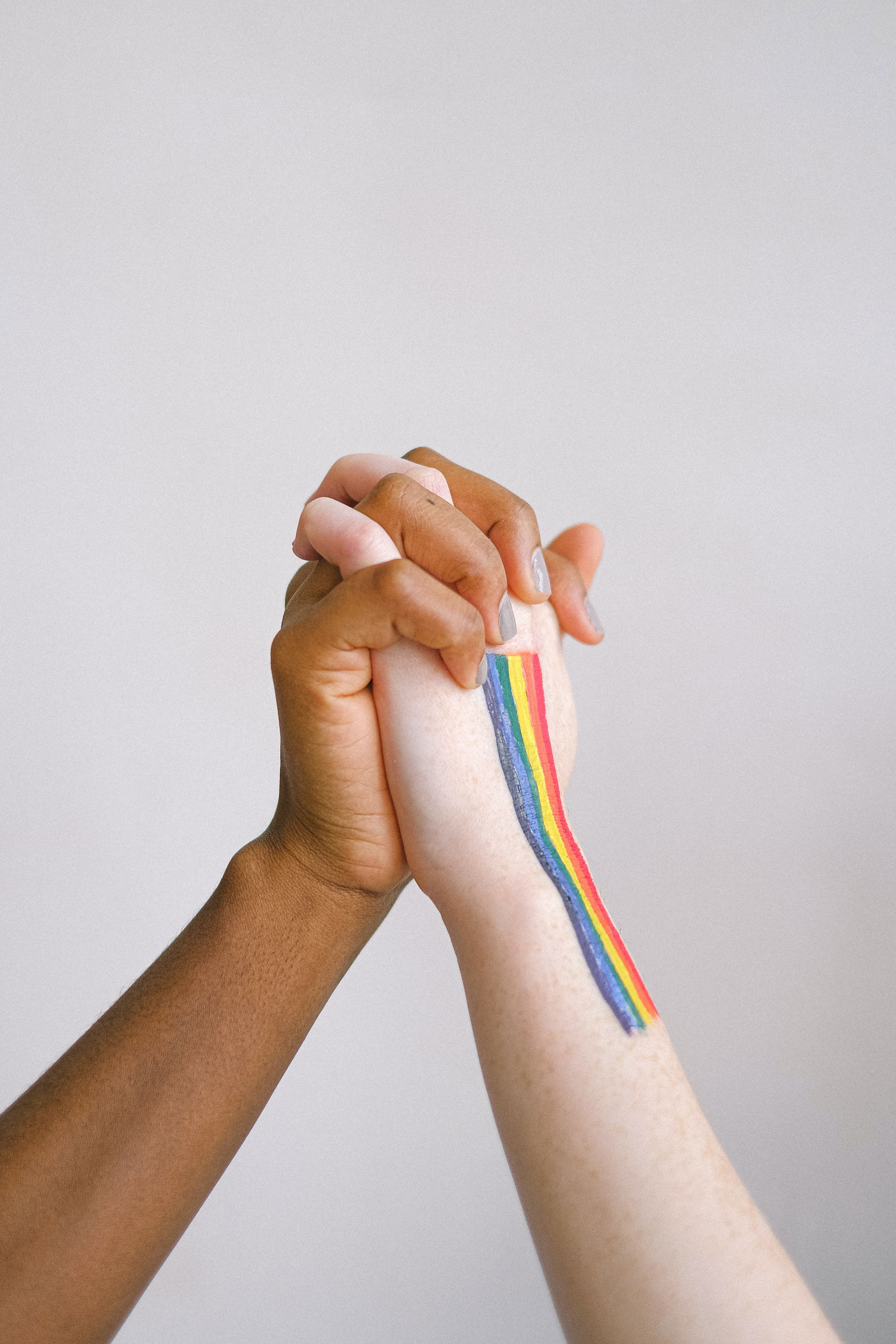 Diversität Diversity Regenbogen Hand halten gemeinsam zusammen 
