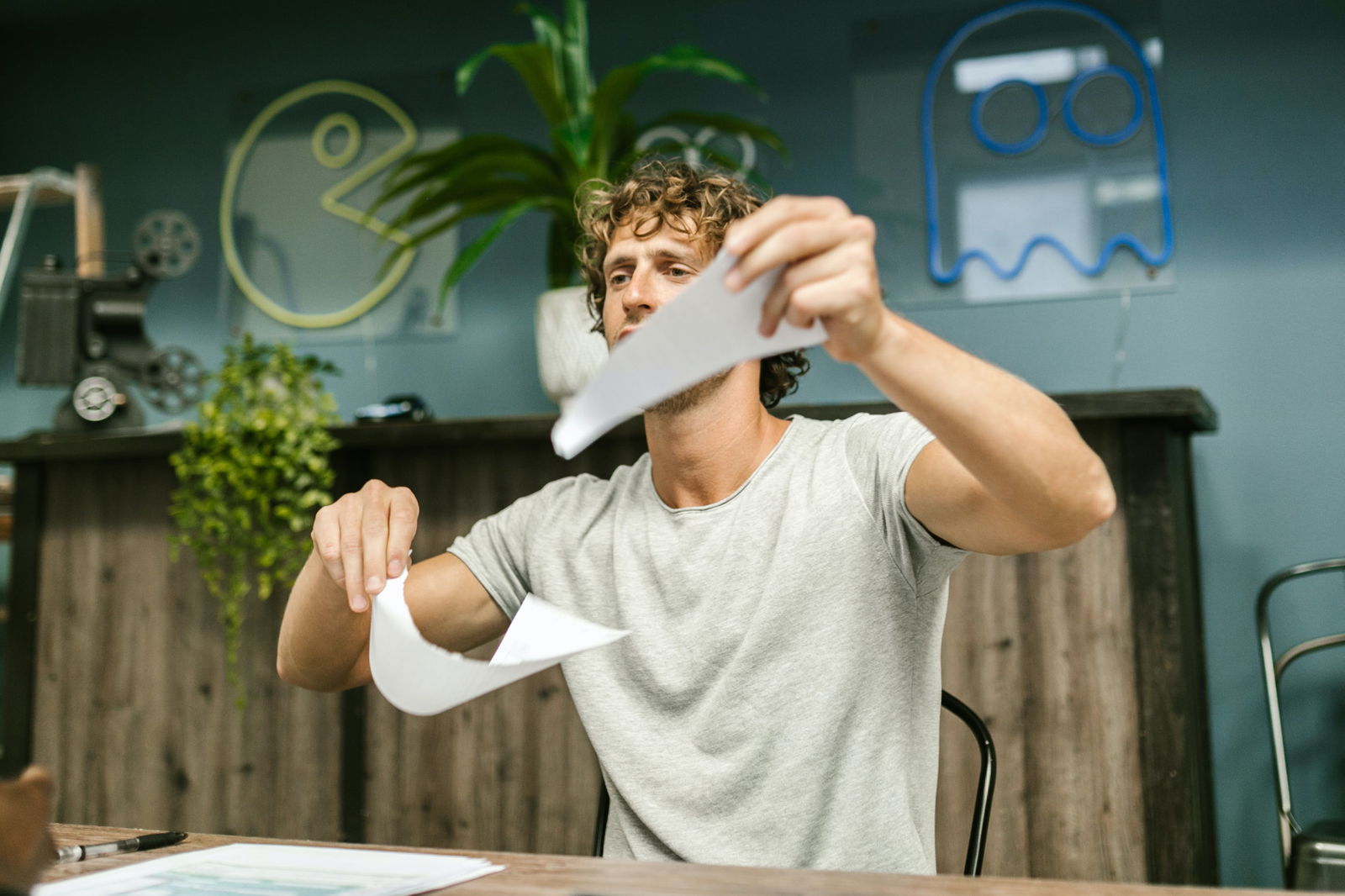 Blatt zerreißen Vertrag zerreißen ärgern Wut aggression