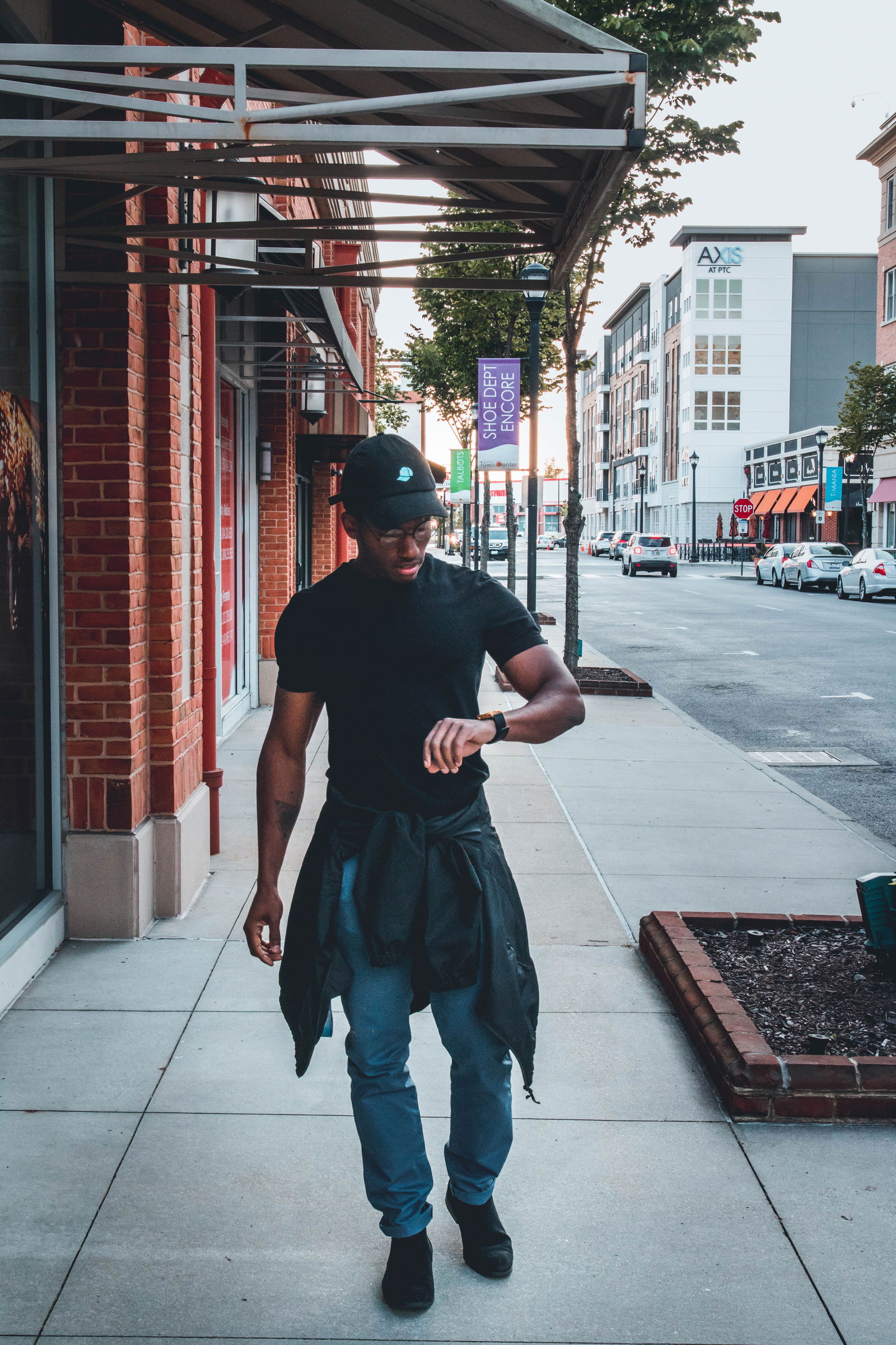 junge schaut auf uhr