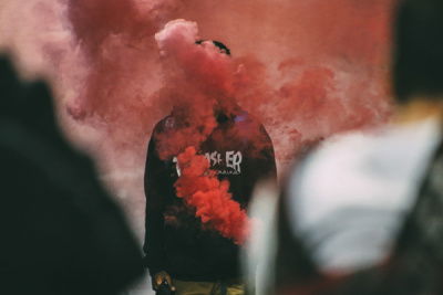 Mensch in roter wolke