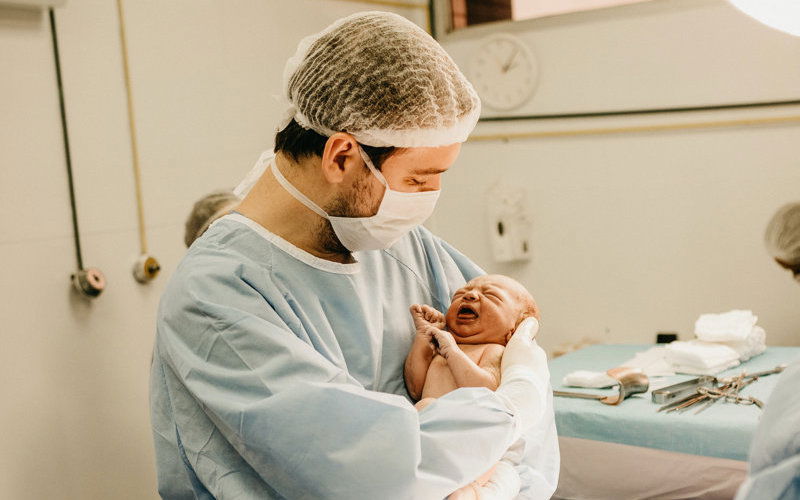 krankenpfleger mit baby