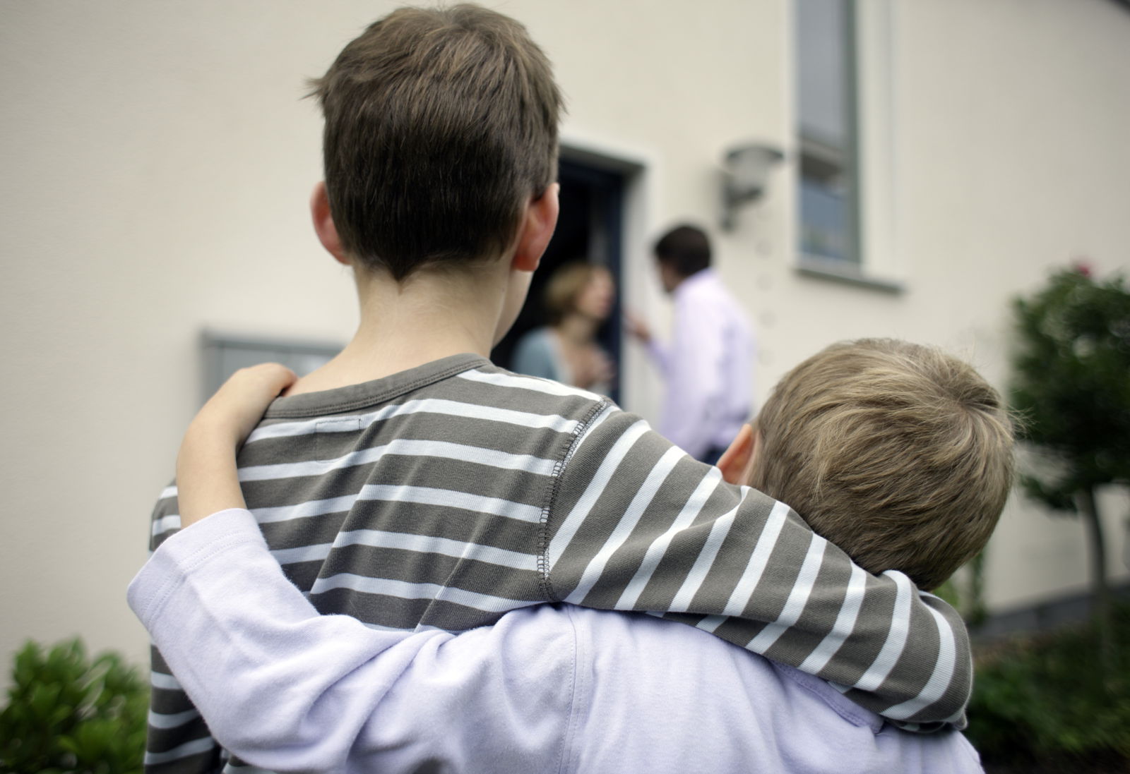 Kinder halten sich im Arm