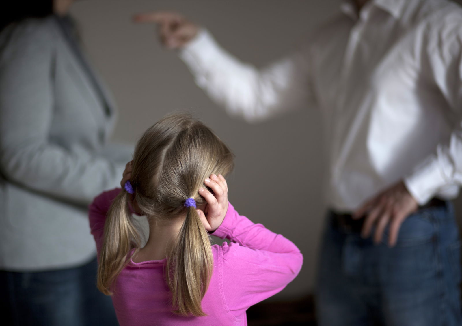 Eltern steiten sich Kind hält sich Ohren zu