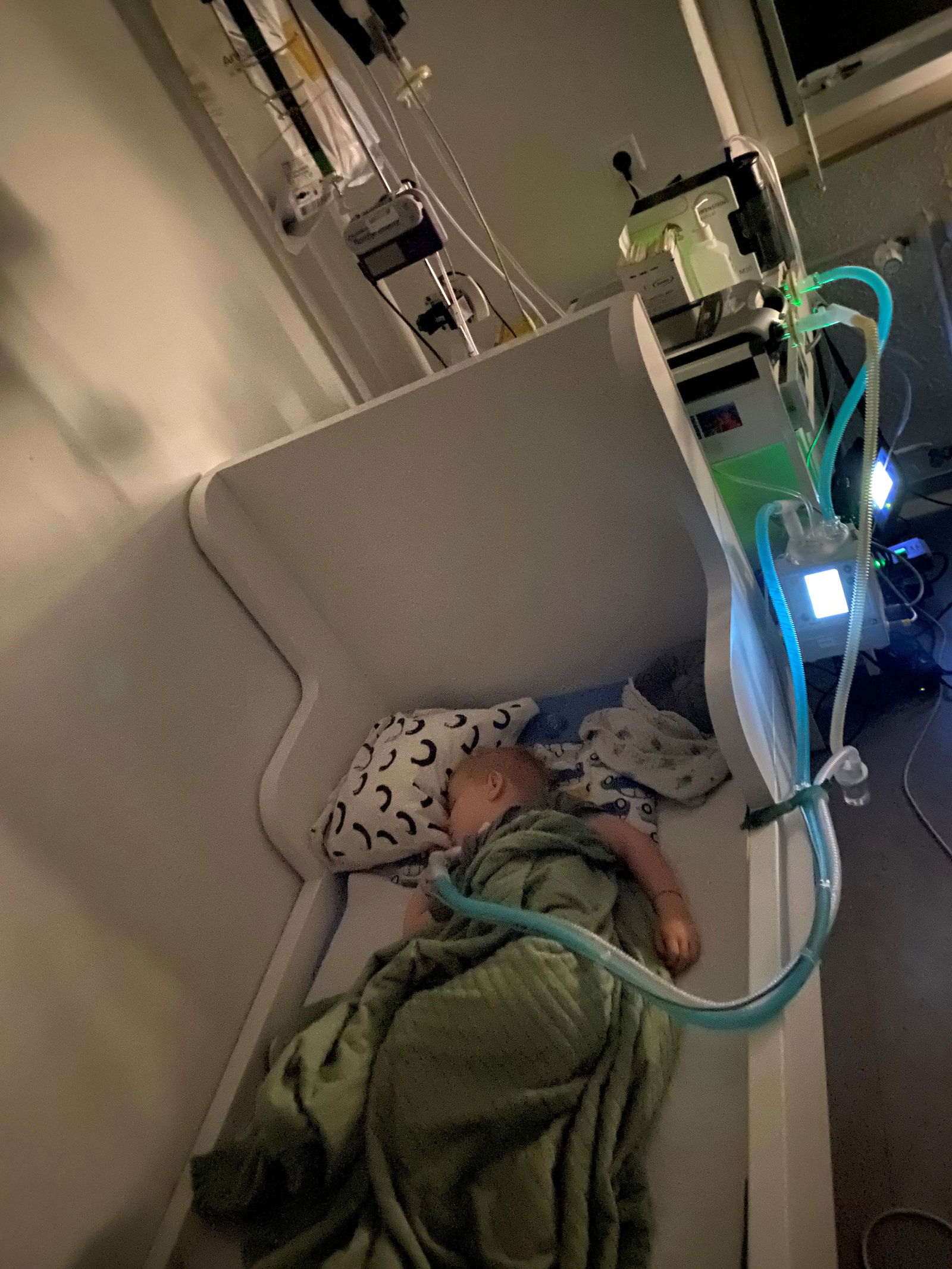 Phil in seinem Bett mit Beatmungsgerät