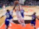 Spurs-Forward Zach Collins wird von Clippers-Guard Norman Powell (l) geblockt.