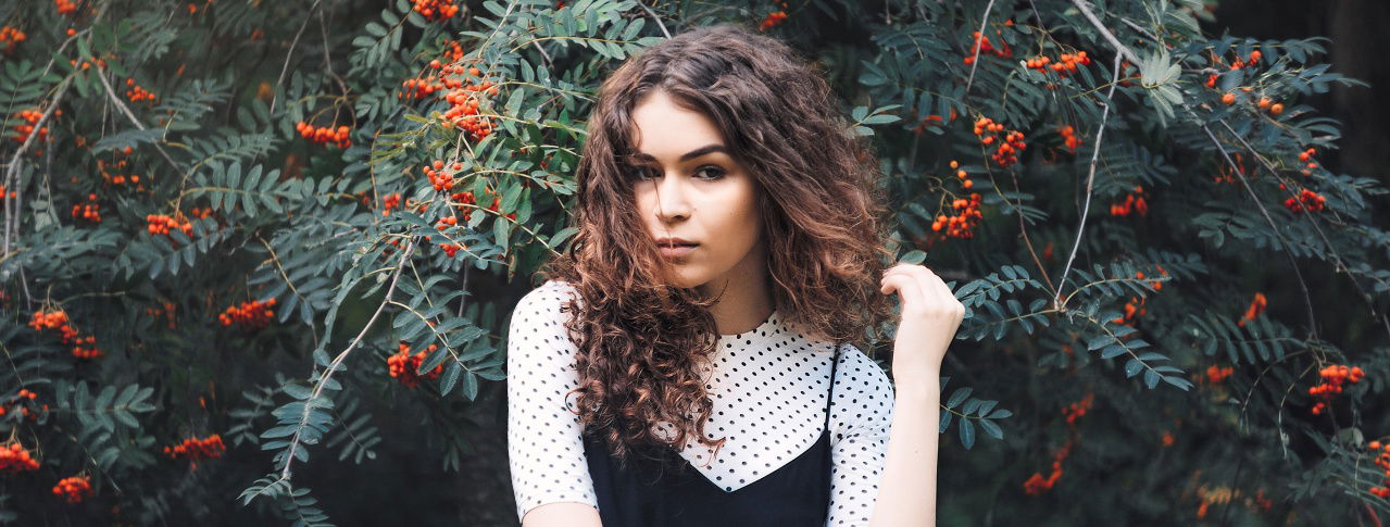 blumenhintergrund mit mädchen