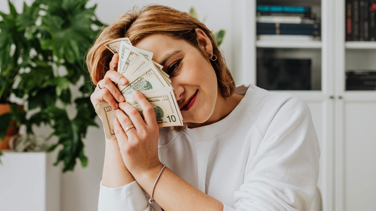 Frau mit Geldscheinen
