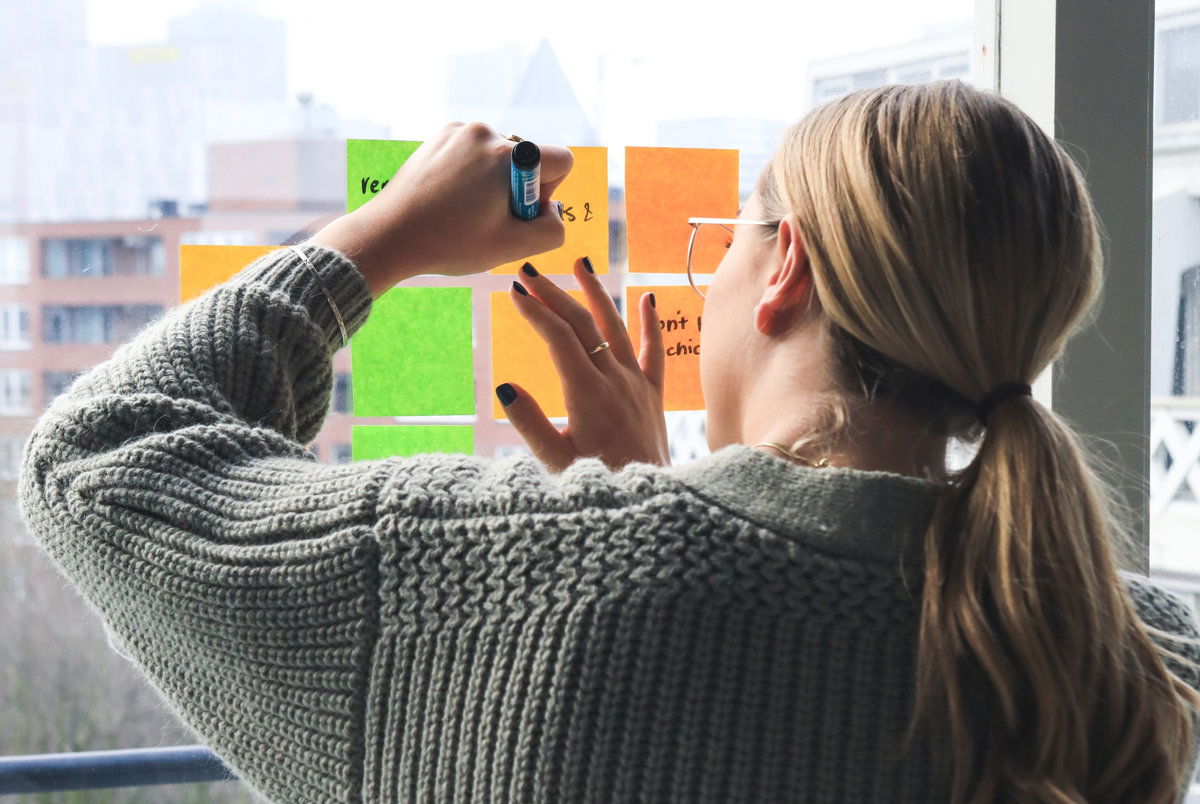 Frau am Fenster mit Post Its