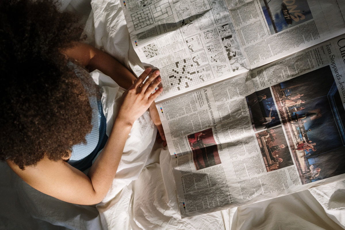 Frau studiert Stellenanzeigen in der Zeitung