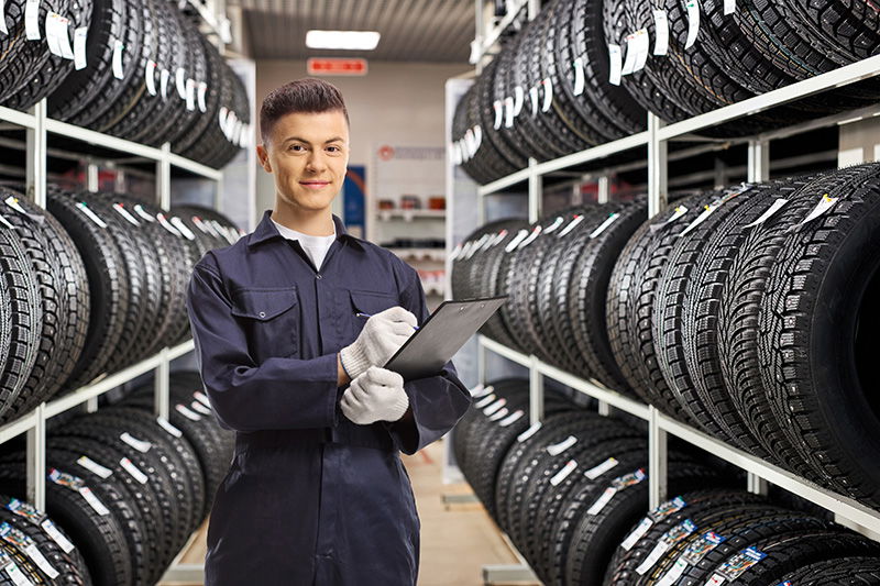 Scherer Automobil Holding GmbH & Co. KG Auszubildender Ausbildung Mechaniker Auto Autohandel Autoreifen 