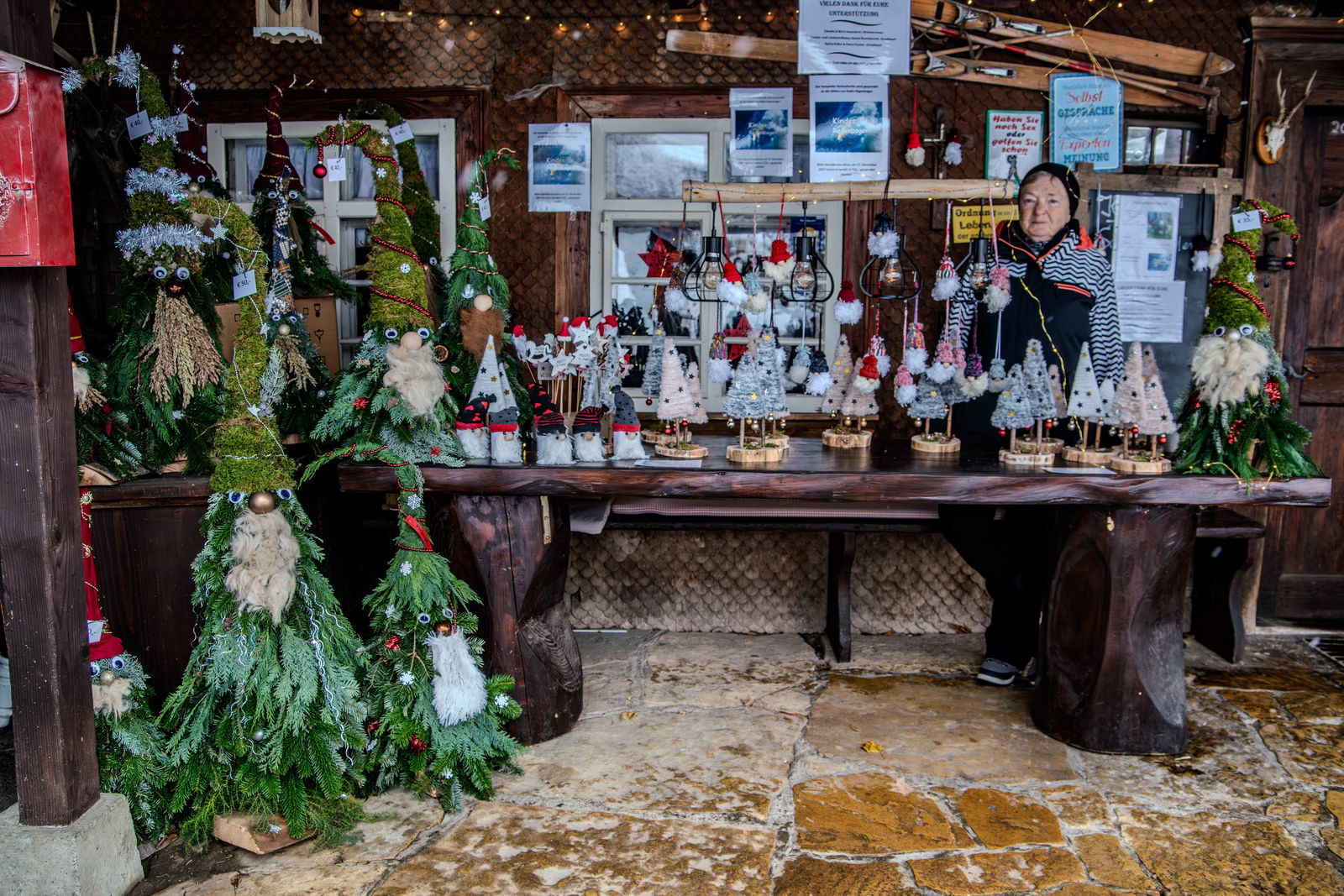 Gaby Hofer beim Wichtelverkauf auf dem Weihnachtsmarkt in Fröhnd