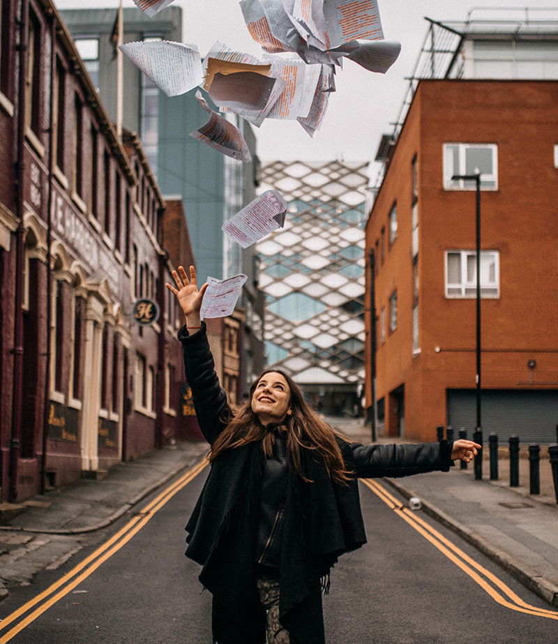 mädchen wirft blätter 