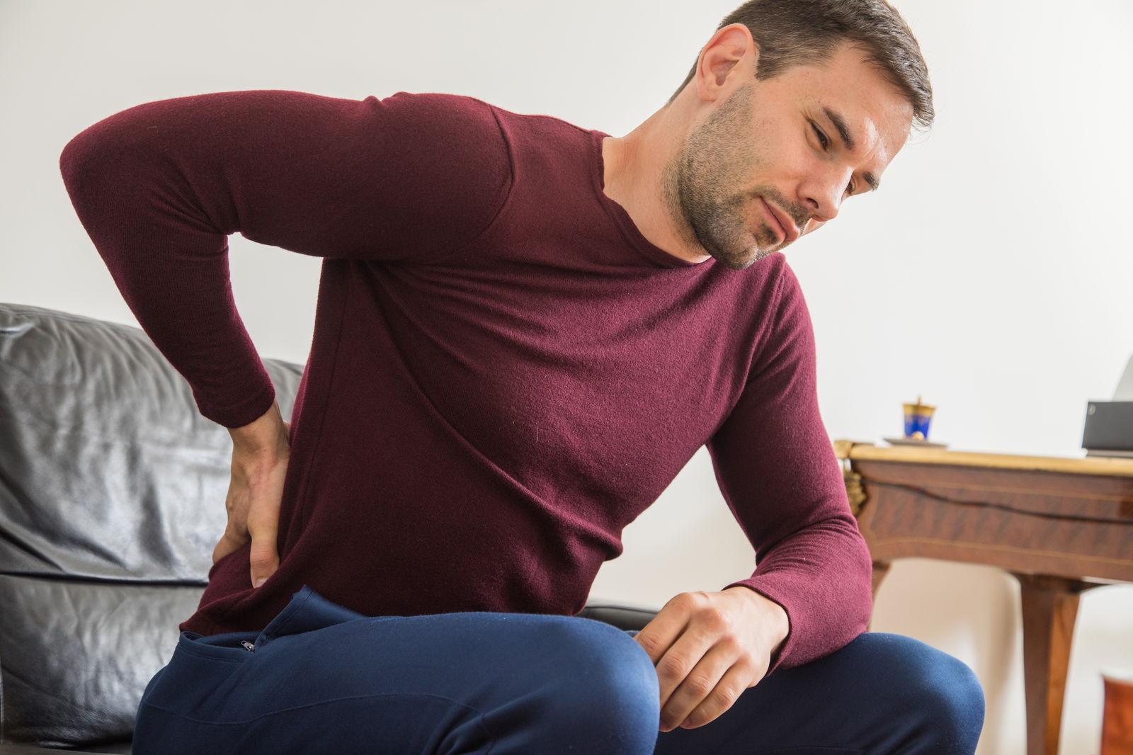 Mann leidet an Rückenschmerzen 