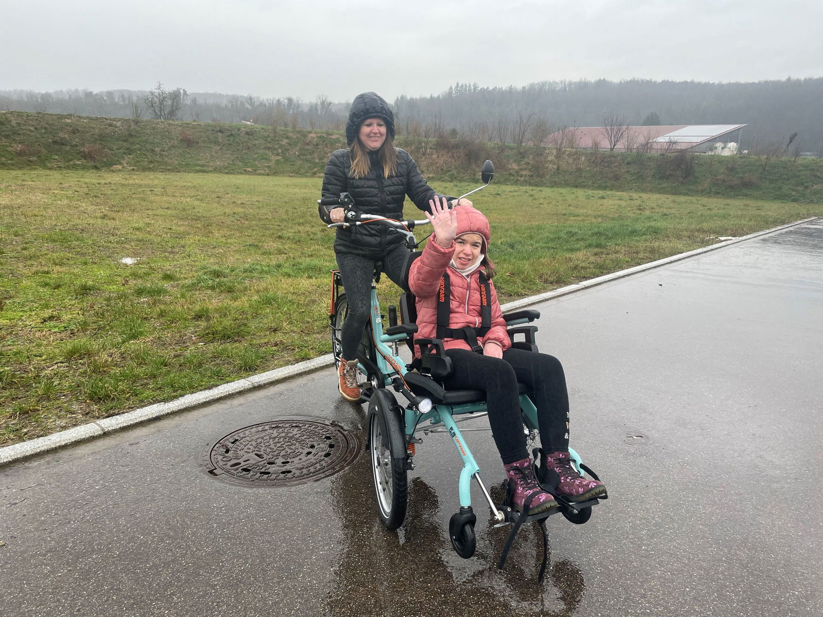 Julia mit Mama Katja unterwegs mit dem Rollfiets