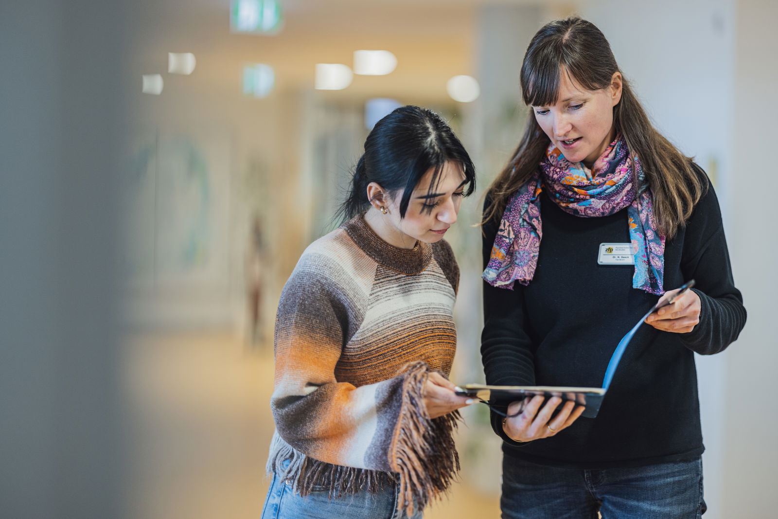 Mitarbeiterin liest aus einem Buch vor