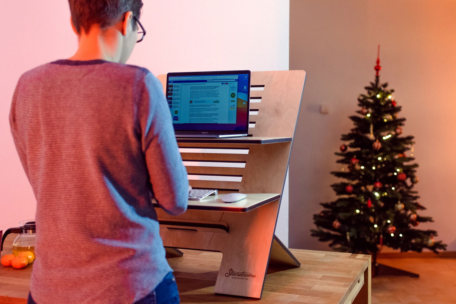 Bewerbung Schreibtisch Homeoffice Arbeiten im Stehen Weihnachtsbaum Weihnachten 