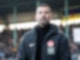 Kaiserslauterns Trainer Dimitrios Grammozis ist vor einem Spiel im Stadion.