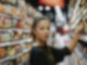 Frau im Supermarkt