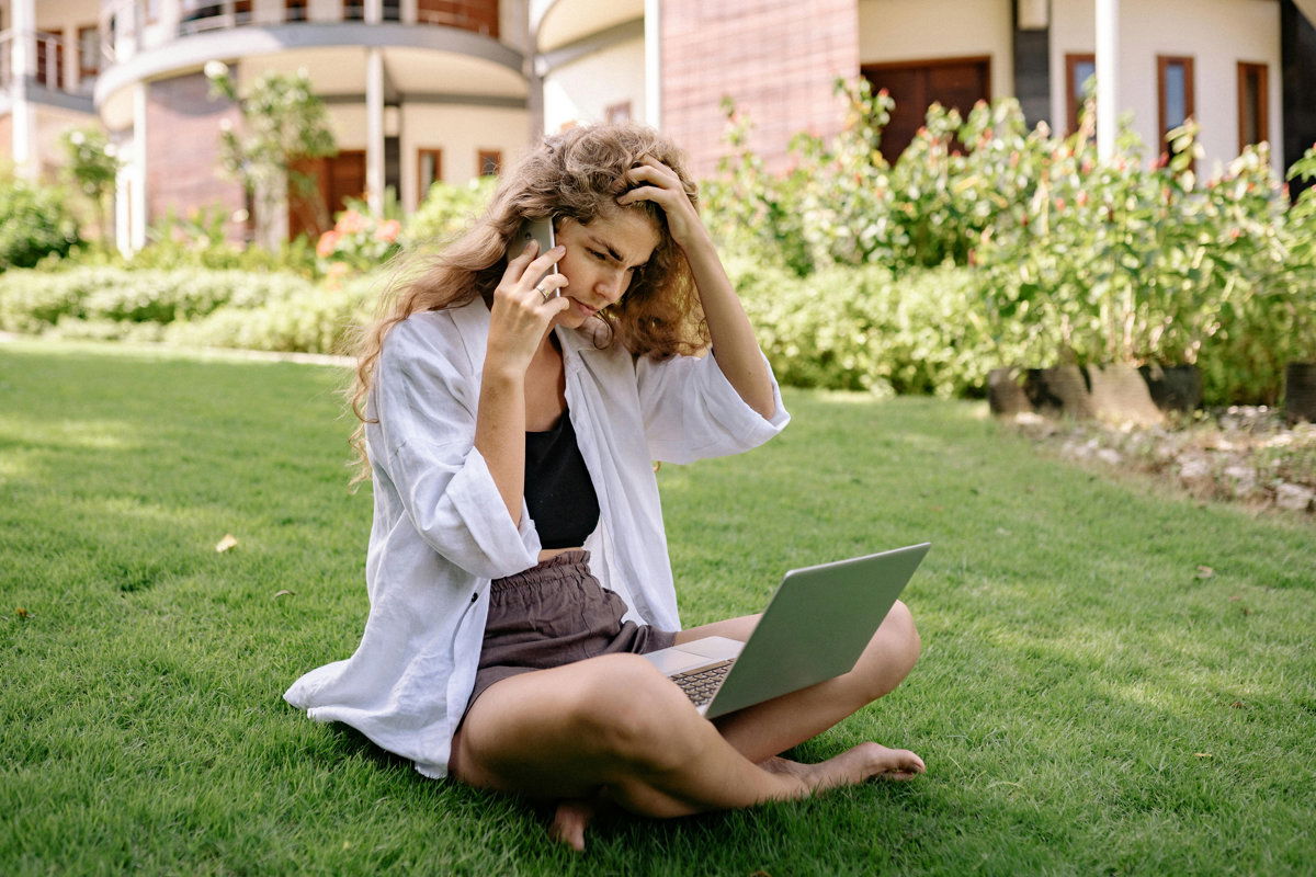 Frau mit Notebook auf der Wiese