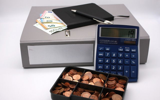 Taschenrechner, Bargeld und Ordner