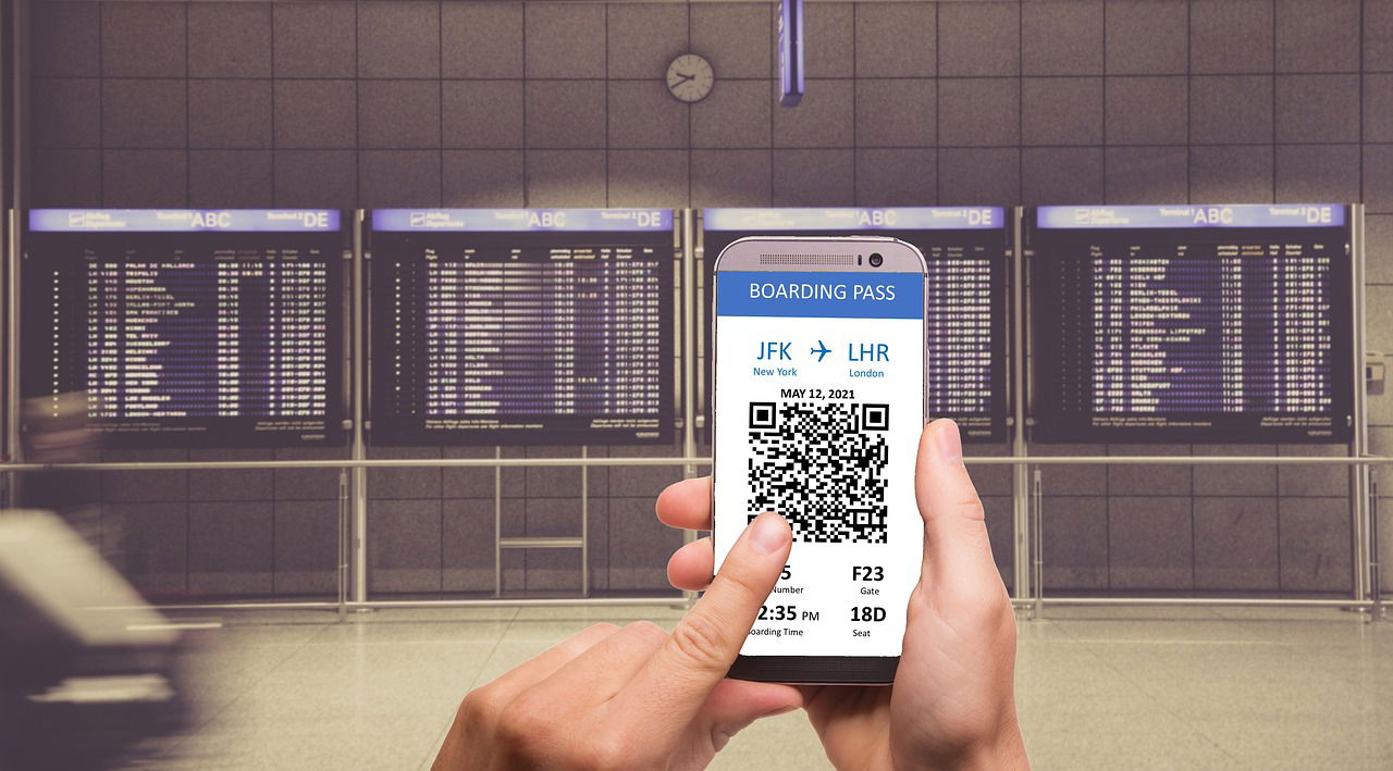 Smartphone am Flughafen mit QR-Code auf dem Display