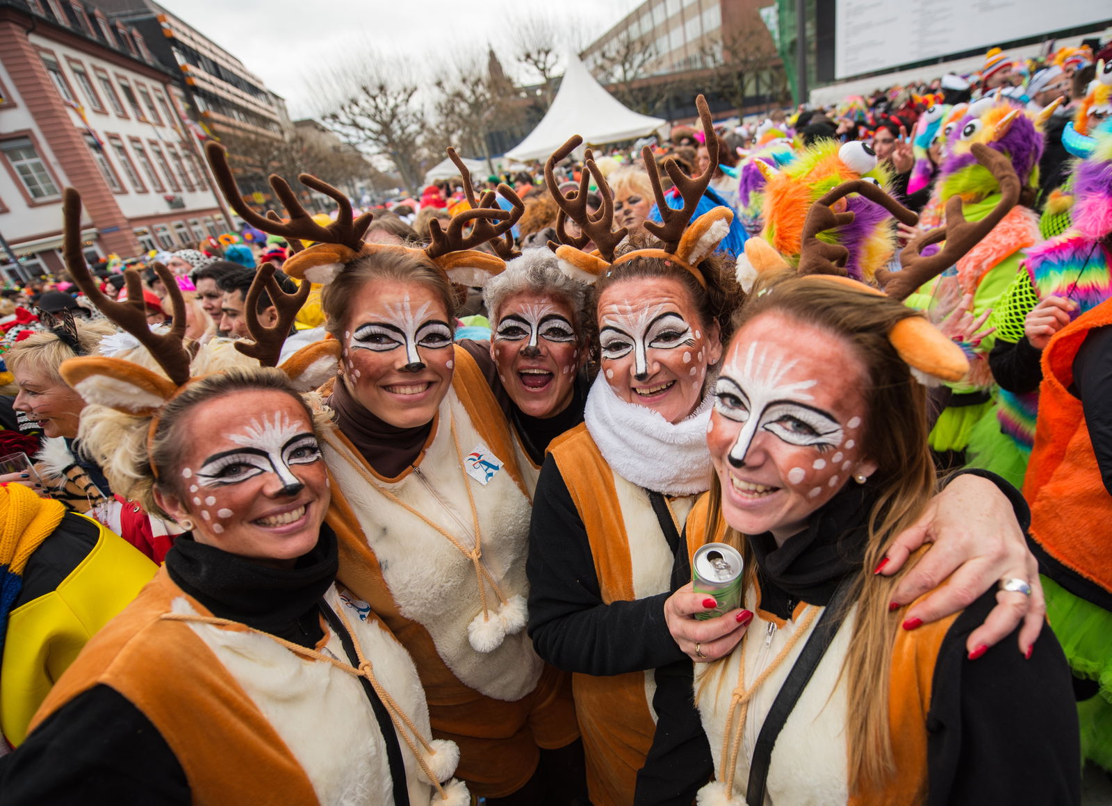 Gruppe kostümierter Frauen feiert Fastnacht in Mainz