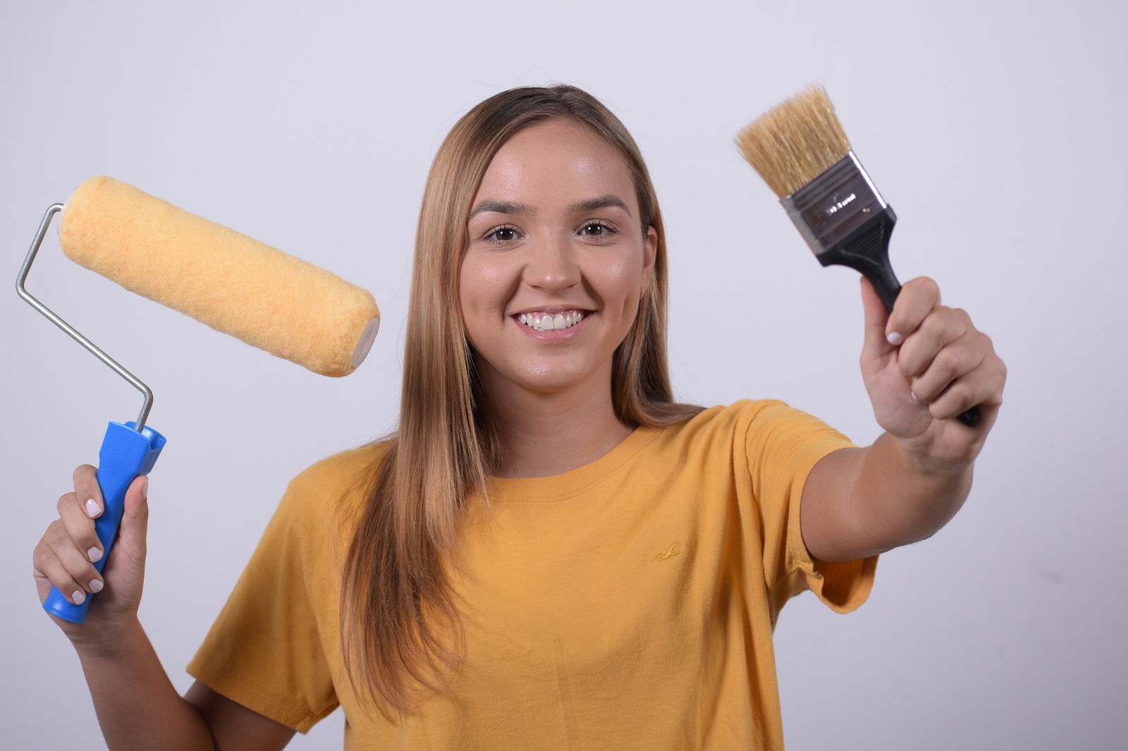 Frau mit Malerutensilien