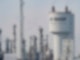 Ein Turm mit der Aufschrift «BASF» steht neben Schornsteinen auf dem Werksgelände des Chemiekonzerns BASF.